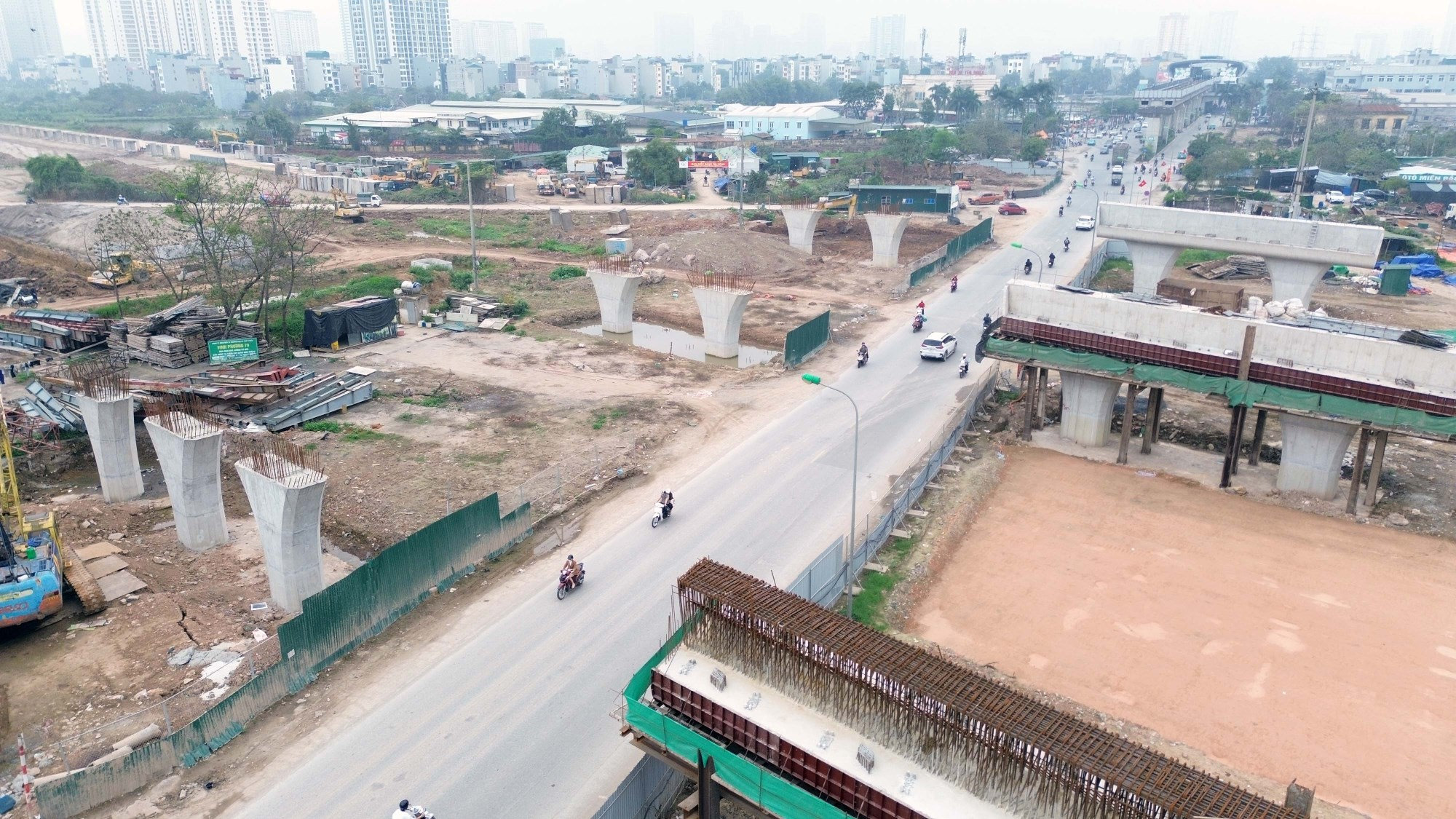 Trụ cầu vượt Vành đai 4 trên Quốc lộ 6 lộ diện