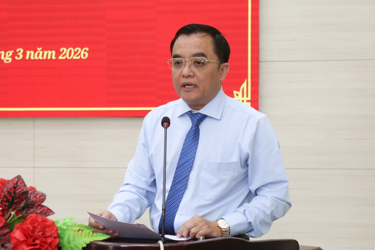 Ứng cử viên Huỳnh Ngọc Liêm trình bày chương trình hành động tại buổi tiếp xúc cử tri