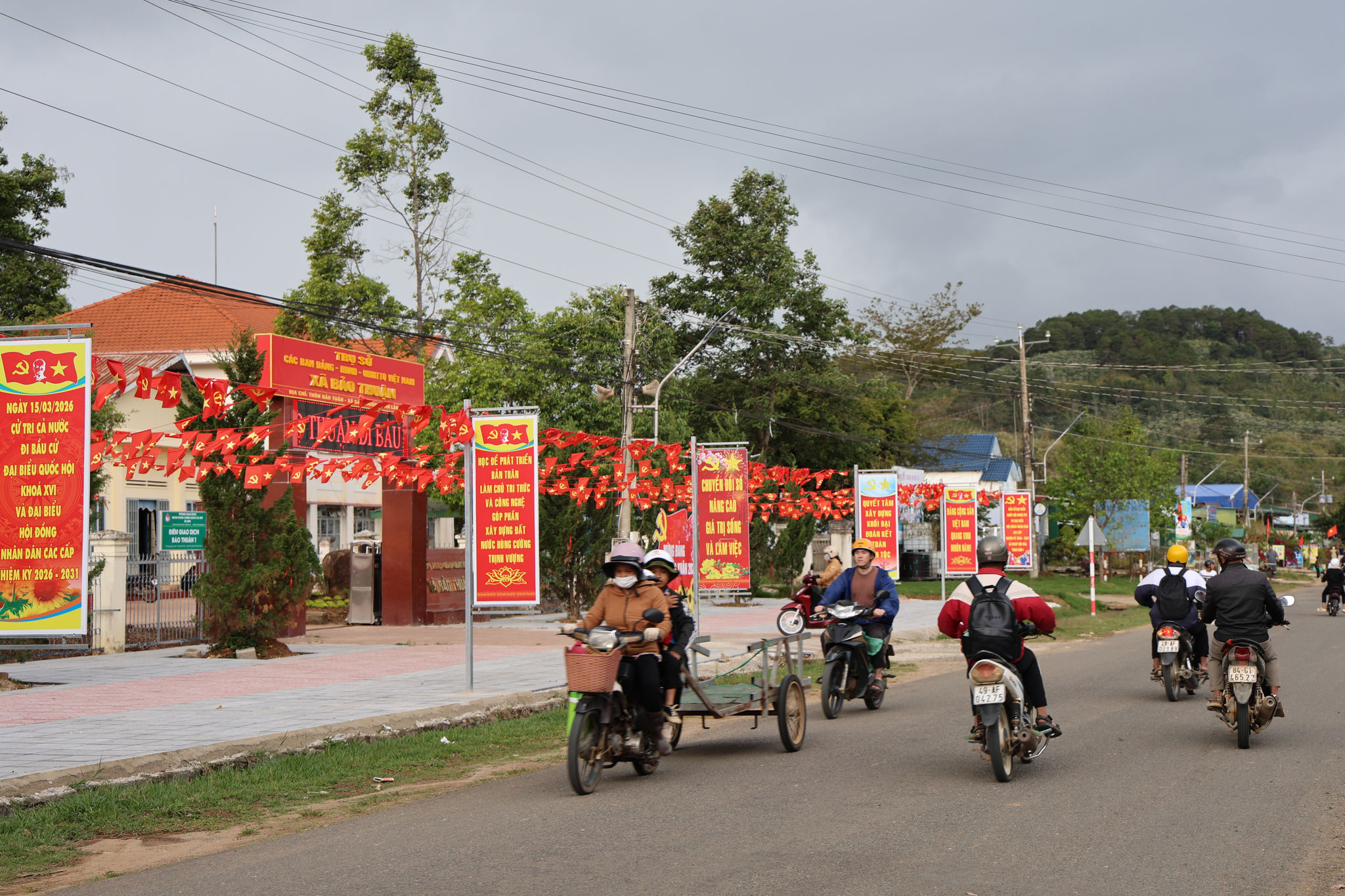 Không khí tuyên truyền trực quan về bầu cử lan tỏa tại nhiều khu dân cư vùng sâu trên địa bàn