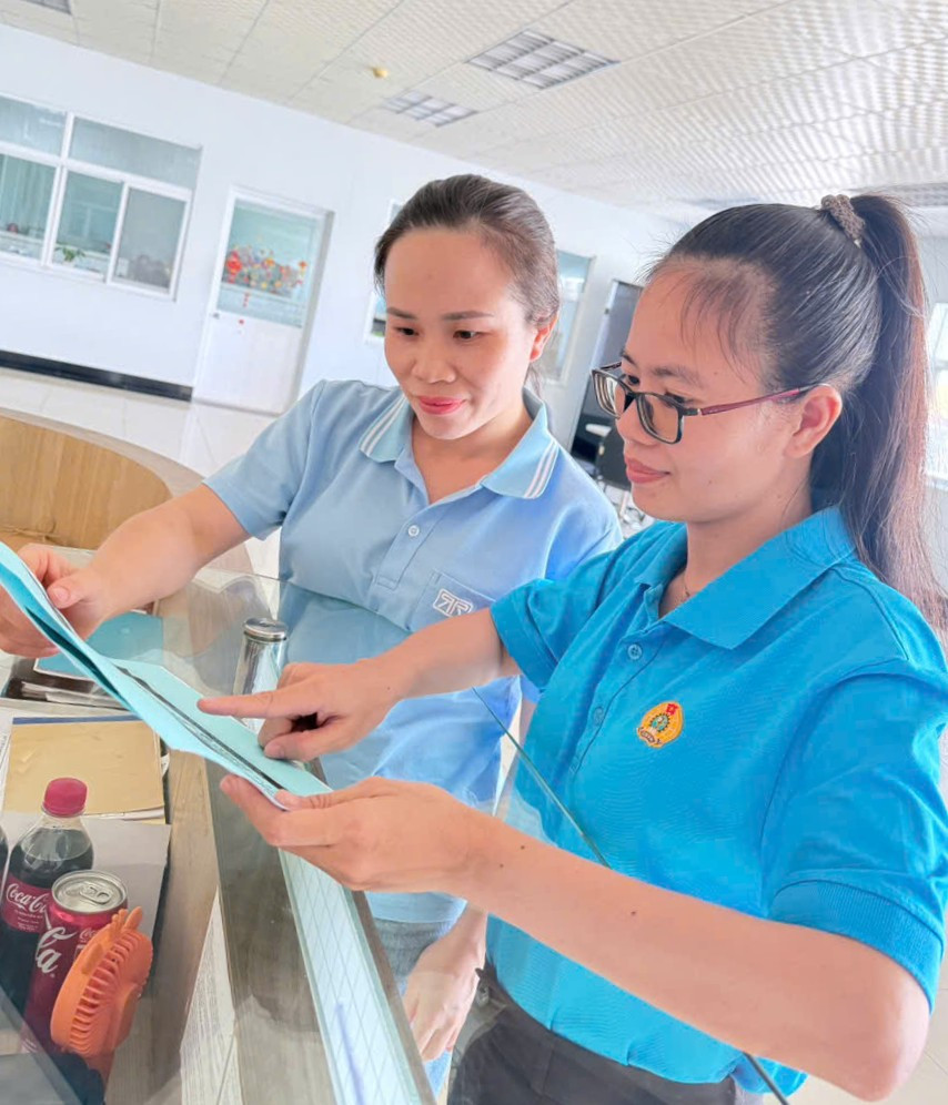 1.Cán bộ công đoàn cơ sở triển khai các kế hoạch tuyên truyền tại doanh nghiệp