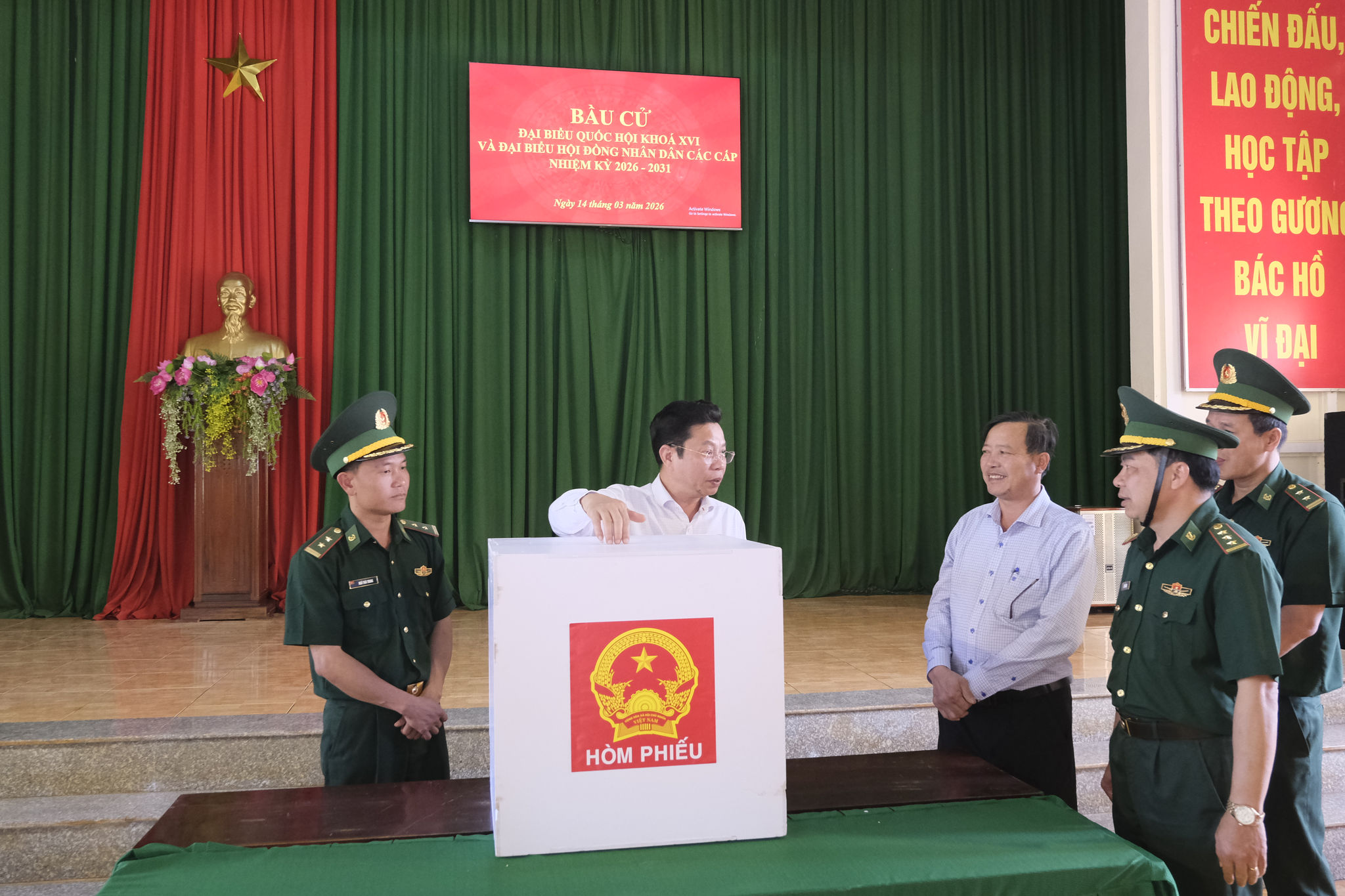 Đồng chí Lưu Văn Trung, Phó Bí thư Tỉnh ủy, Chủ tịch HĐND tỉnh, Chủ tịch Ủy ban Bầu cử tỉnh Lâm Đồng lưu ý công tác chuẩn bị bầu cử ở Tiểu đoàn Huấn luyện - Cơ động 1 - một trong 5 điểm bỏ phiếu sớm tại tỉnh Lâm Đồng