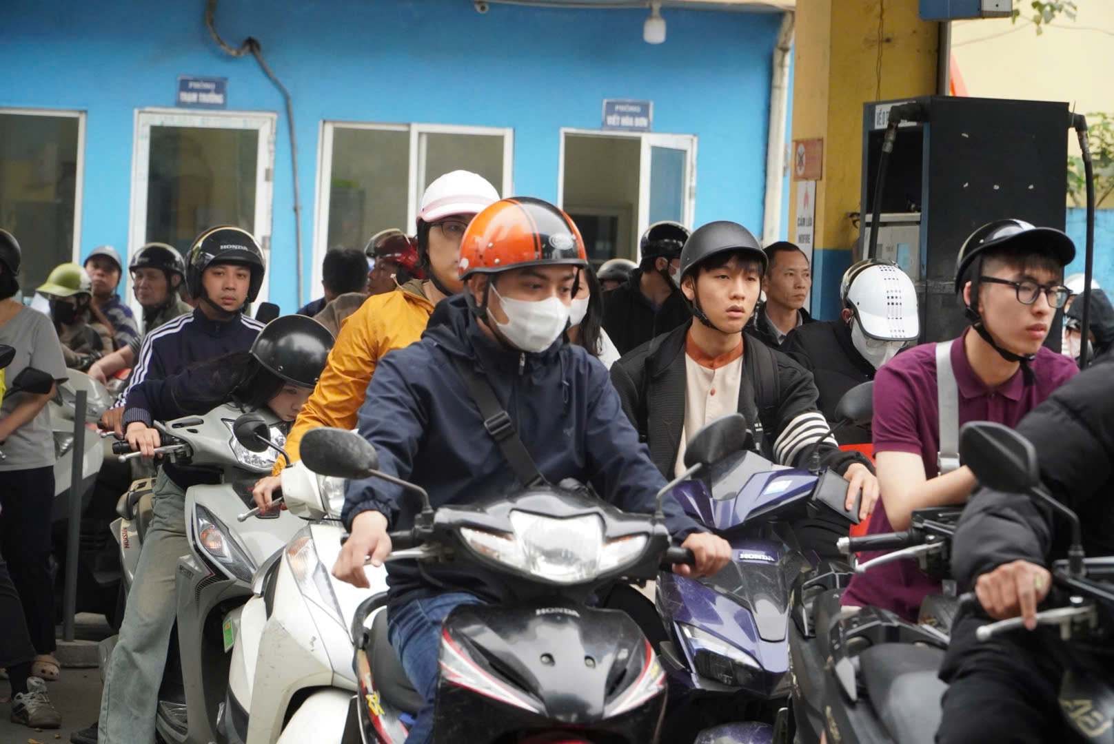 giá xăng dầu hôm nay 12 3 2026