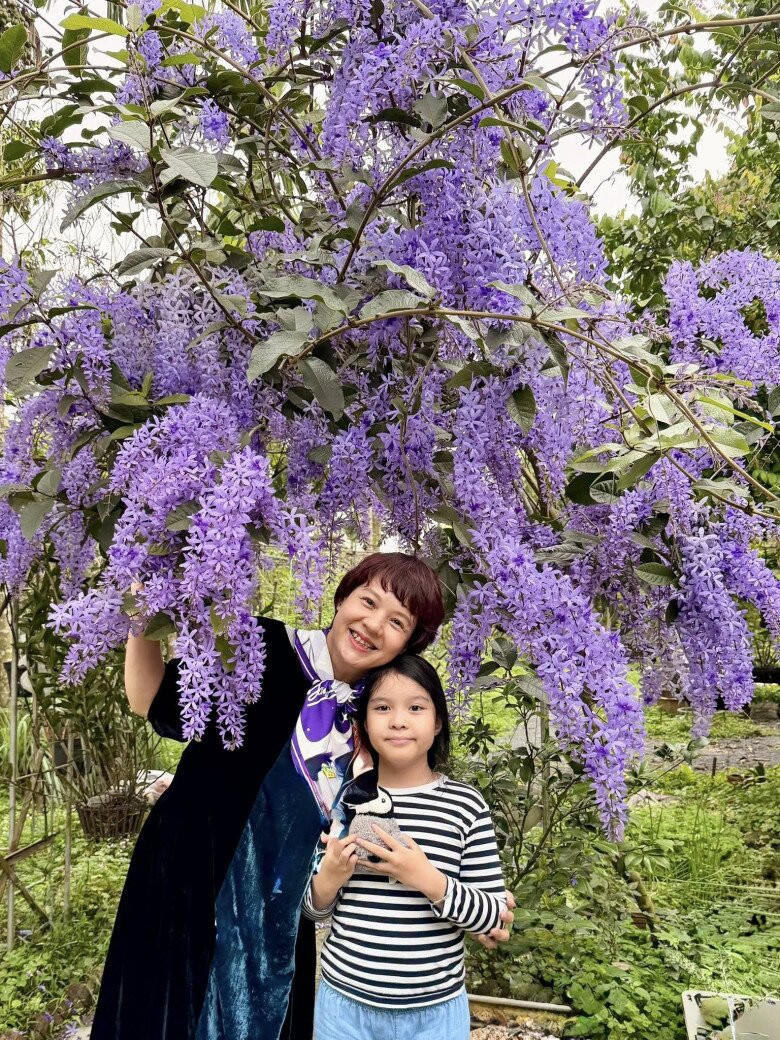 MC Diễm Quỳnh cùng con gái.