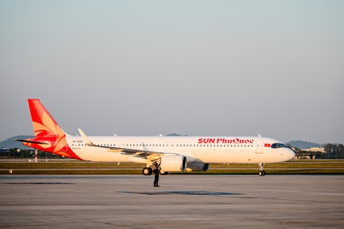 Máy bay của hãng Sun PhuQuoc Airways đang hoạt động tại đường băng sân bay quốc tế.