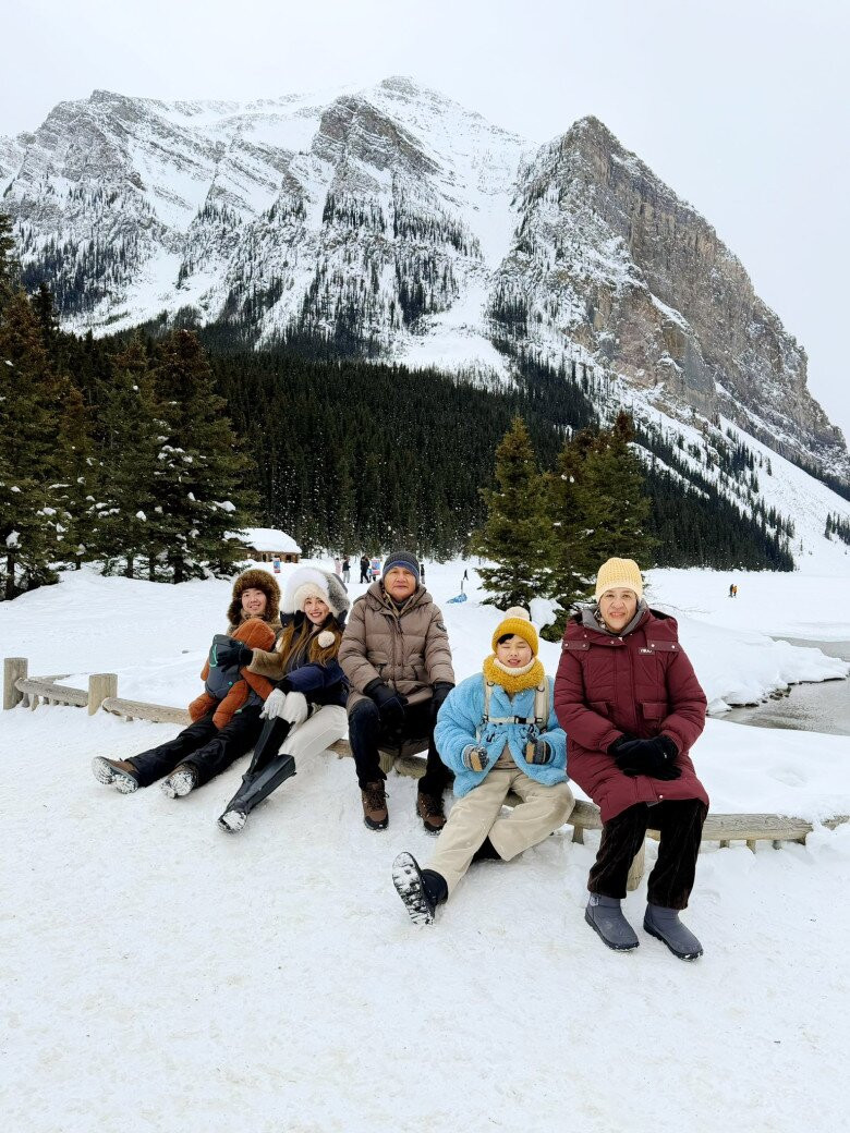 Gia đình Hoa hậu Diễm Hương tại Canada.