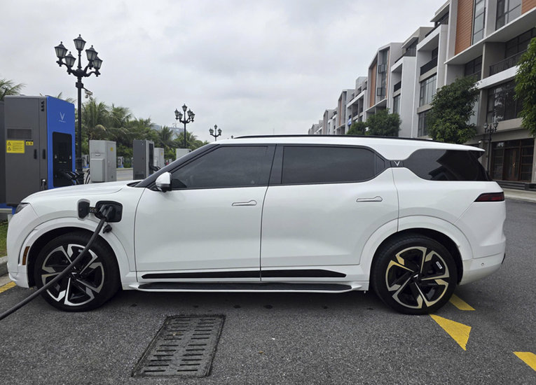 Anh Lê Văn Quyền bên dàn xe VinFast VF 9