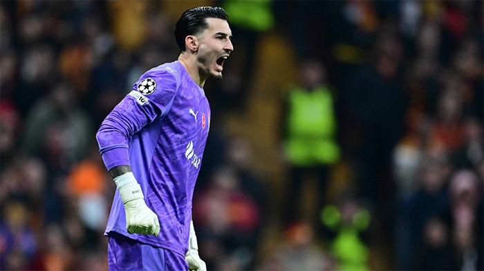 Ugurcan Cakır thi đấu xuất sắc trong trận gặp Liverpool