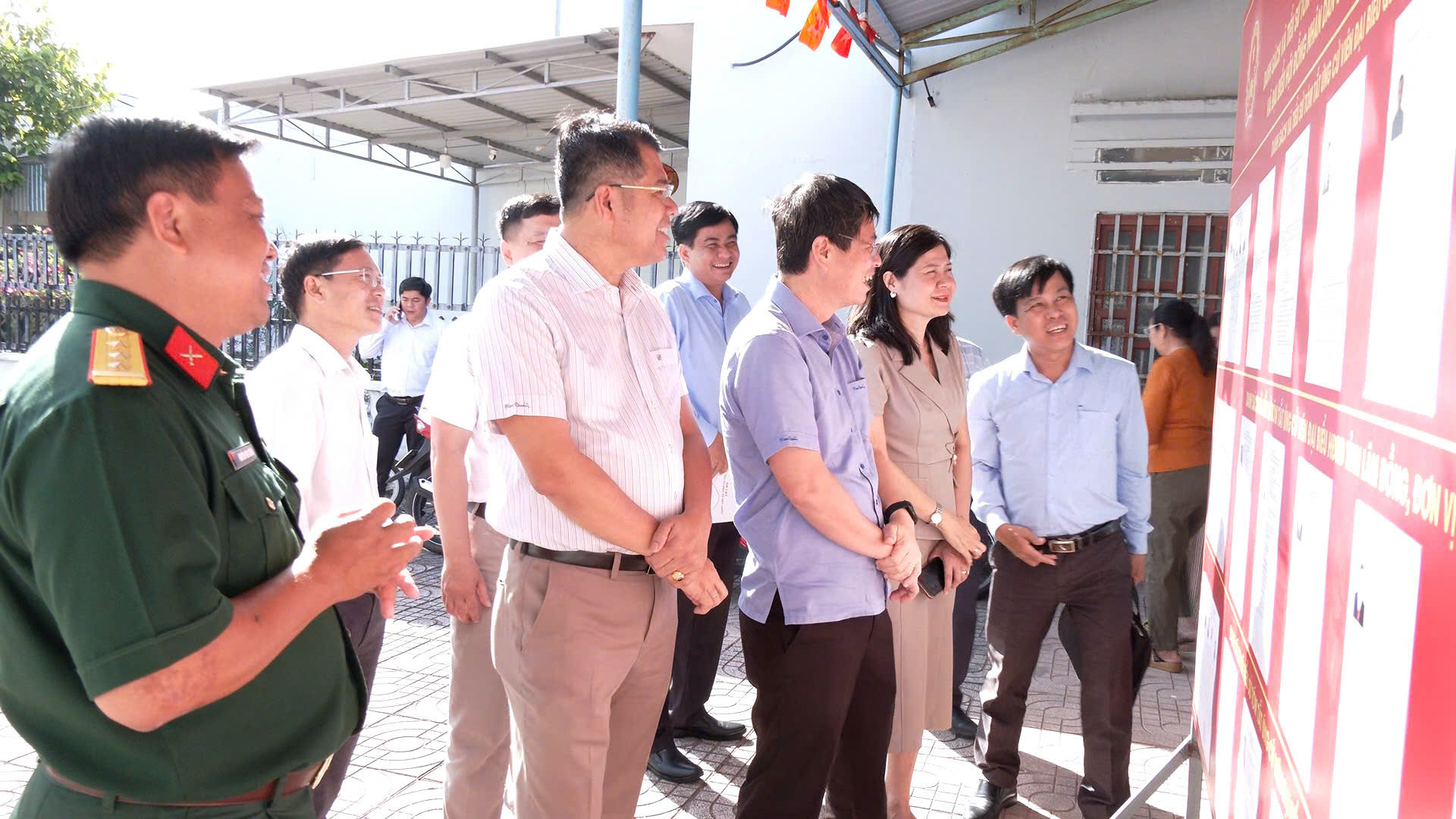 Phó Chủ tịch UBND tỉnh Nguyễn Hồng Hải kiểm tra bảng niêm yết danh sách ứng cử viên