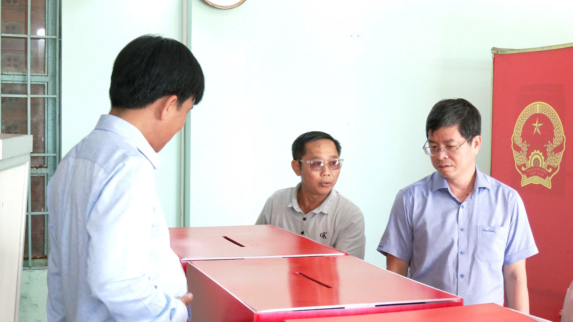 Phó Chủ tịch UBND tỉnh Nguyễn Hồng Hải kiểm tra khu vực đặt hòm phiếu bầu cử