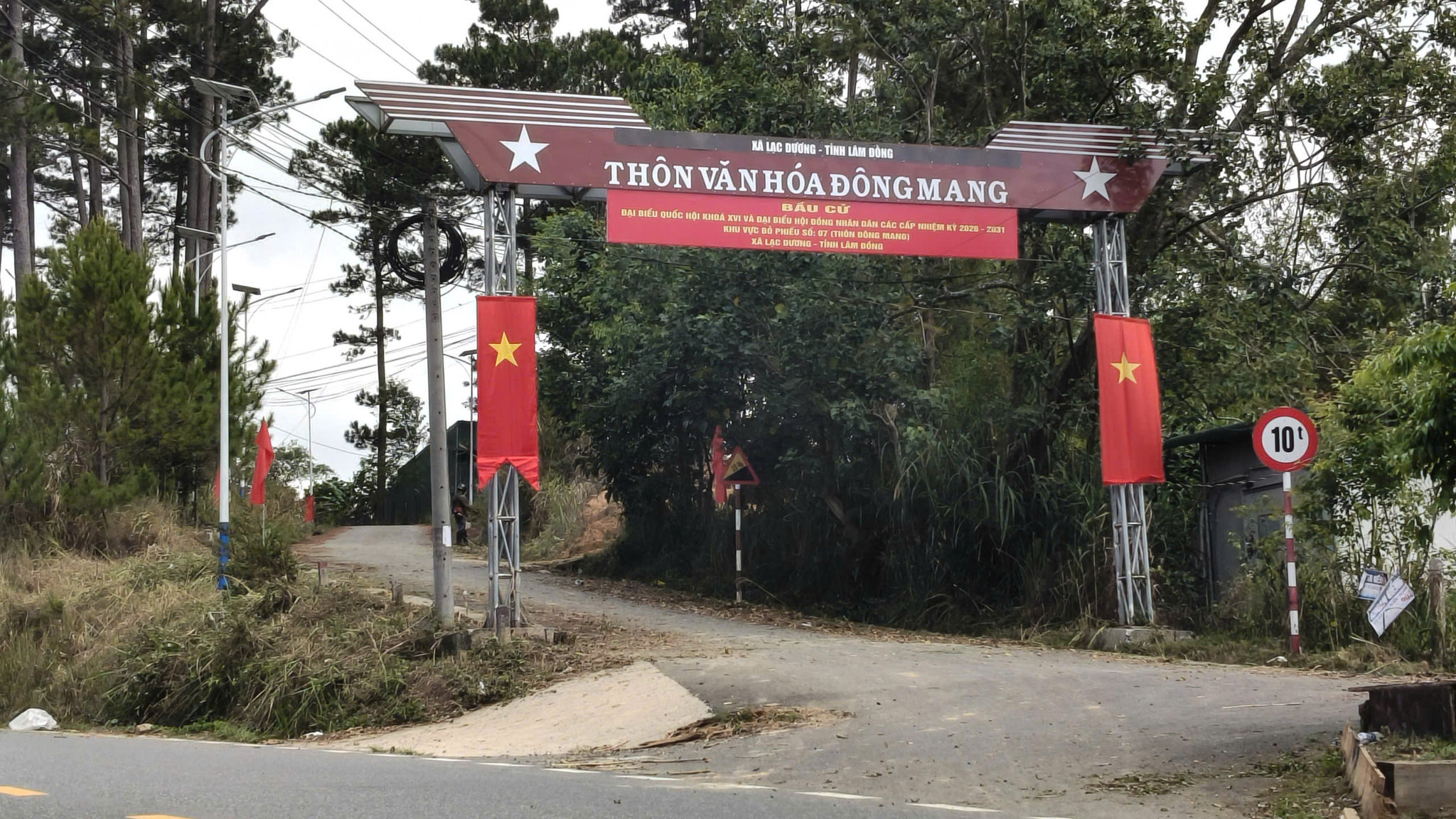Các địa phương tăng cường tuyên truyền trực quan và qua loa, đài nhằm giúp người dân nắm rõ thông tin về cuộc bầu cử