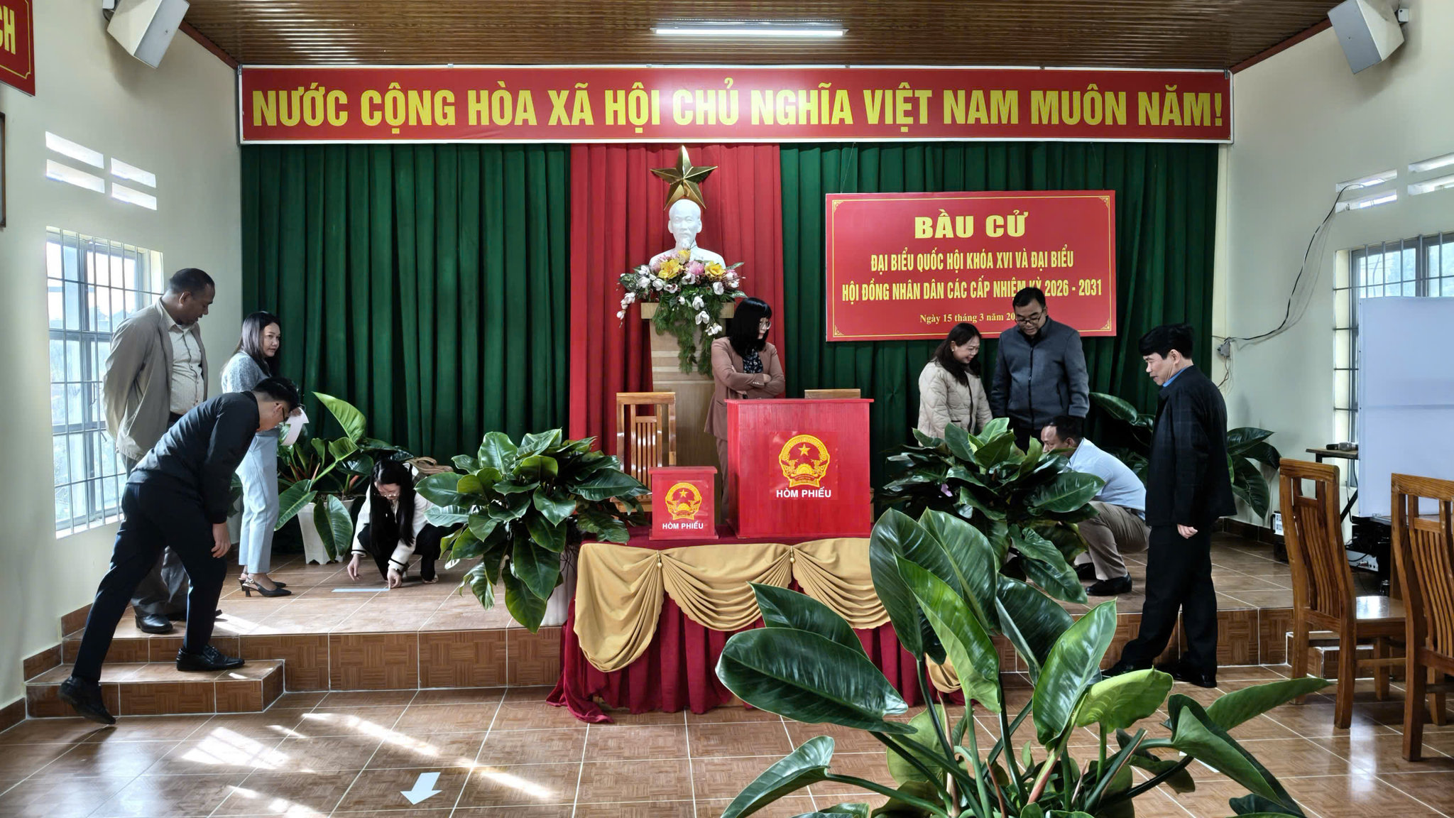 Công tác chuẩn bị khu vực bỏ phiếu tại các thôn vùng sâu