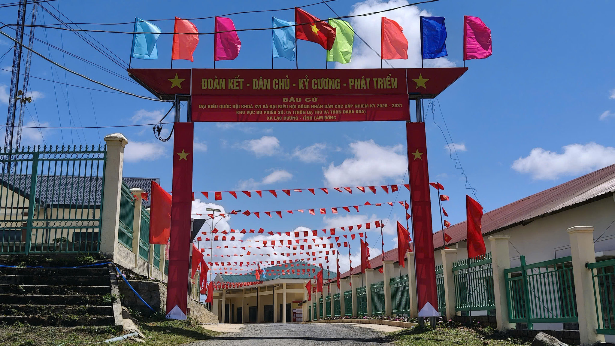Cờ ho, băng rôn, khẩu hiệu rực rỡ trên các tuyến đường hướng về ngày hội bầu cử