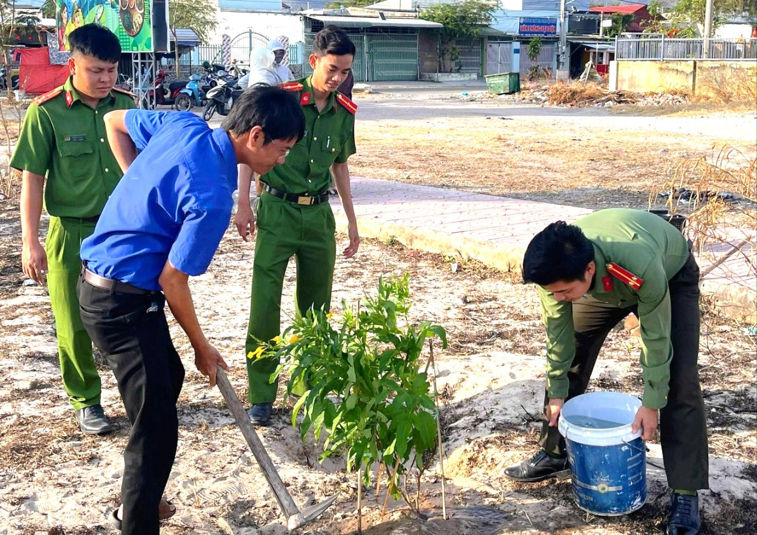 Hoạt động vệ sinh môi trường trồng cây xanh tạo cảnh quang hướng tới bầu cử