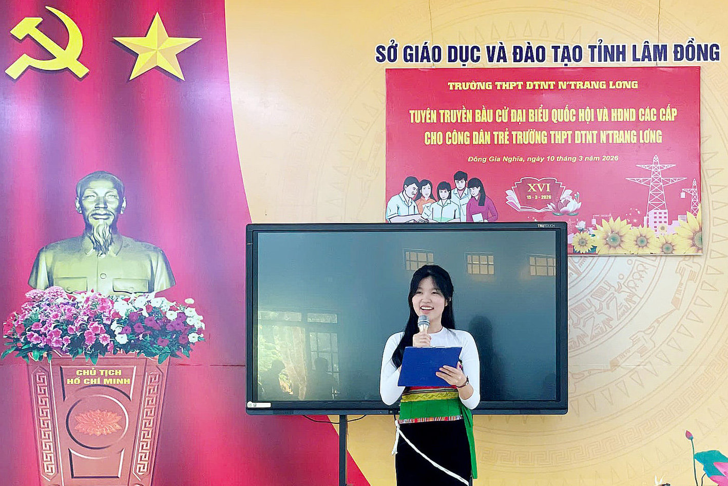 Học sinh Tường THPT DTNT N’Trang Lơng trình bày những hiểu biết của bản thân về bầu cử và quyền, trách nhiệm của cử tri