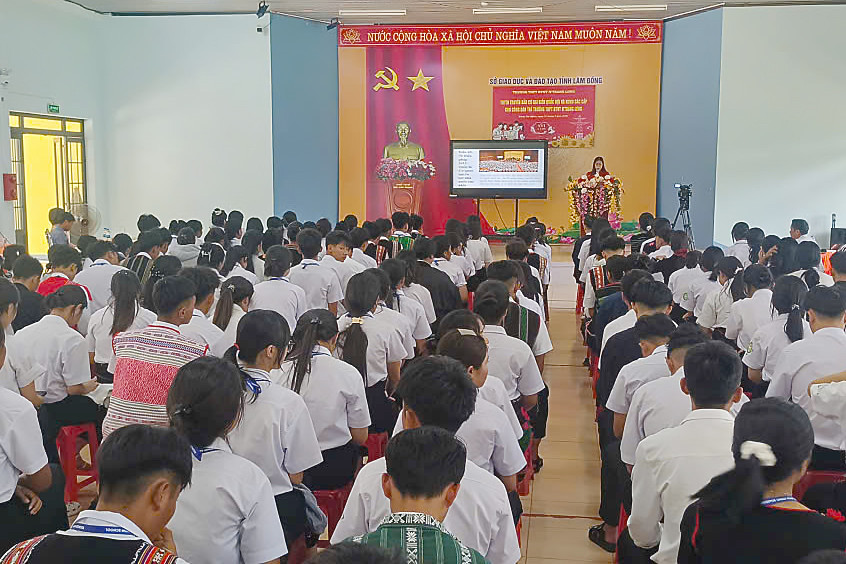 Trường THPT Dân tộc Nội trú N’Trang Lơng tổ chức tuyên truyền bầu cử cho học sinh