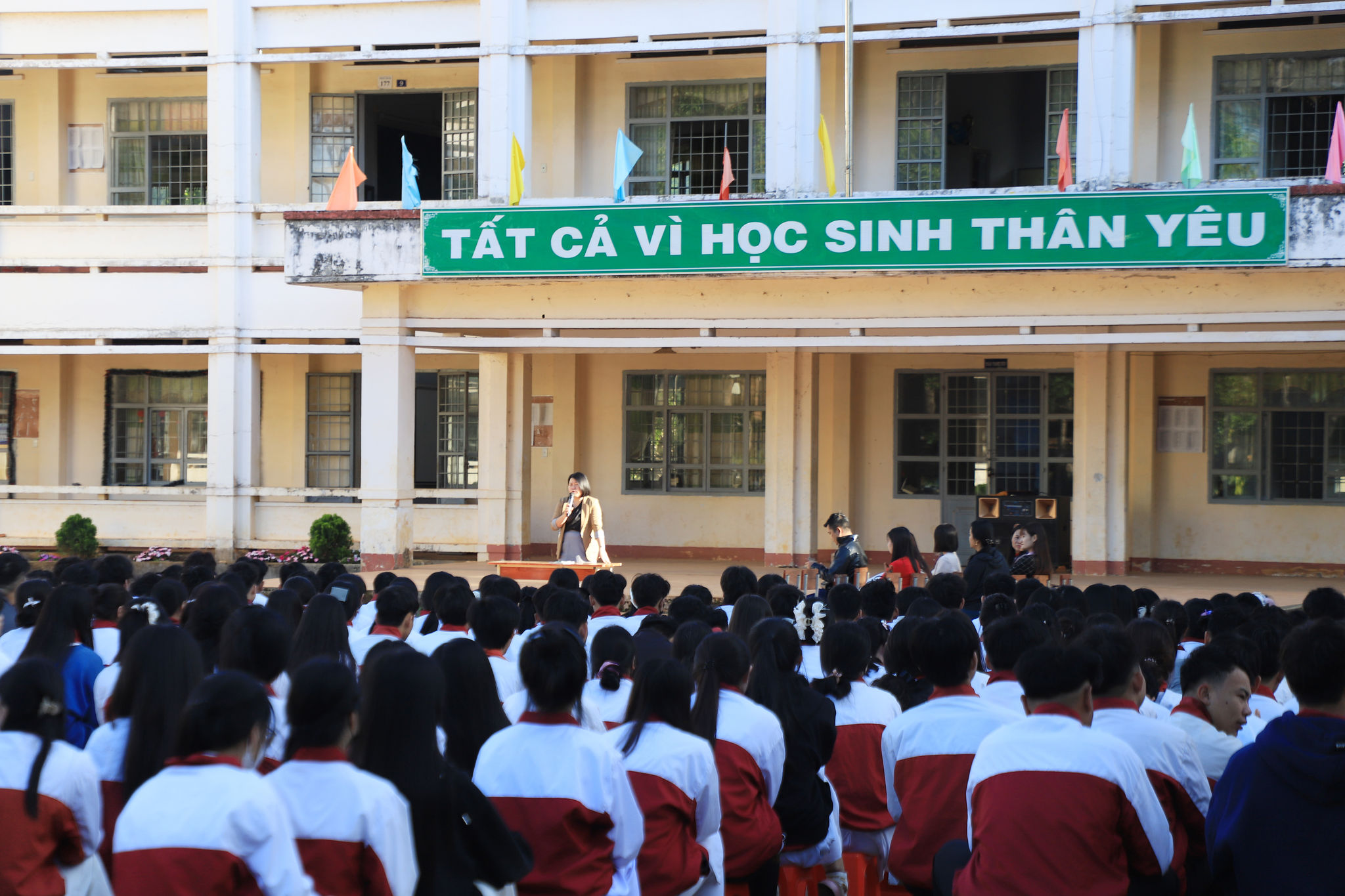 Trường THPT Lê Duẩn tuyên truyền bầu cử cho học sinh trong buổi chào cờ đầu tuần