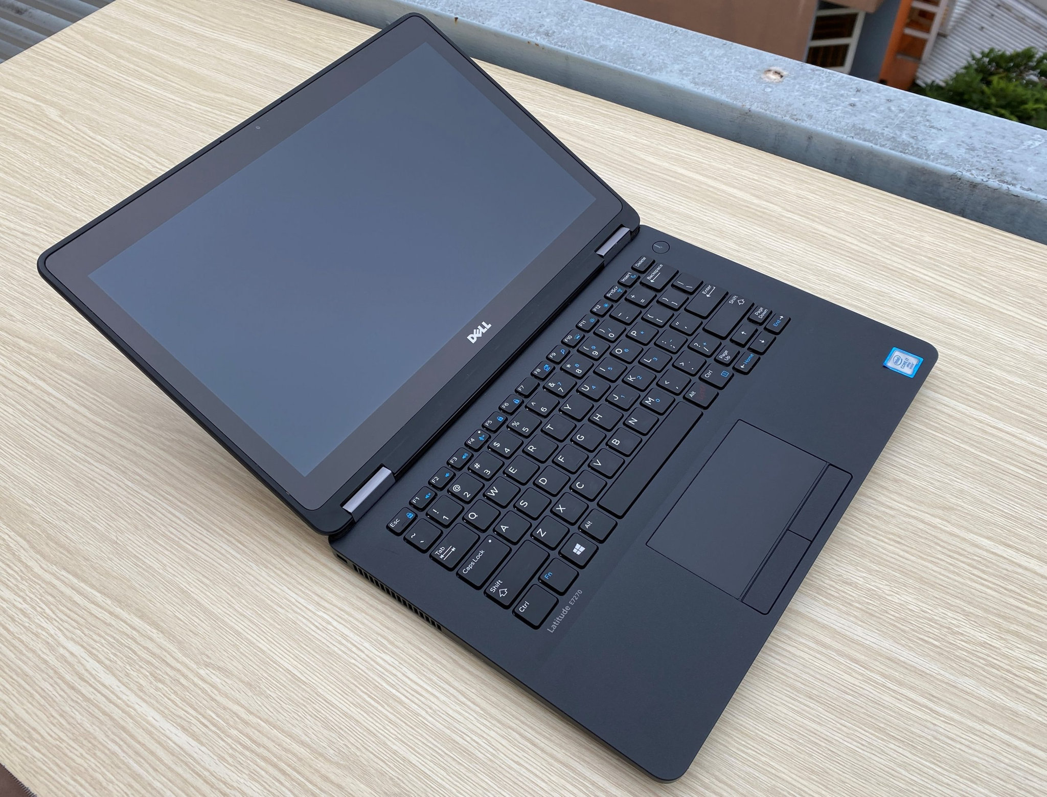 Dell Latitude E7270 Nhỏ gọn và chuyên nghiệp