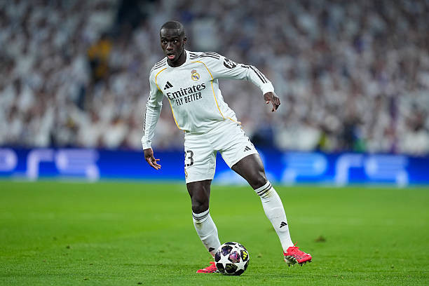 Ferland Mendy khóa chặt hành lang biên của Man City