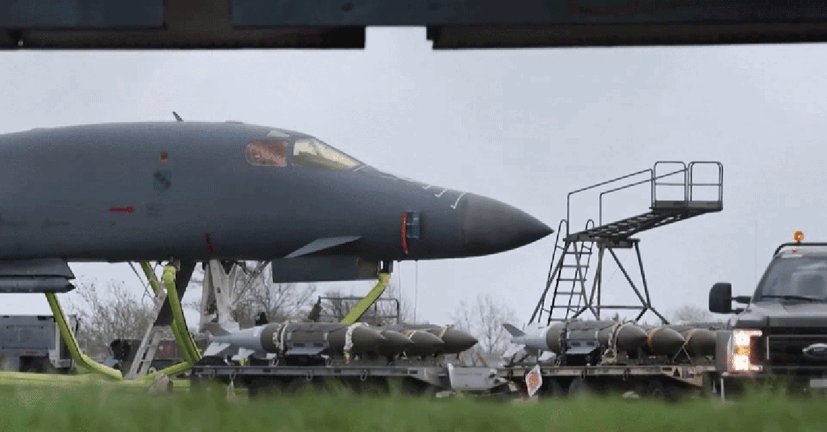 Máy bay ném bom B-1 của Mỹ nạp vũ khí tại căn cứ RAF Fairford