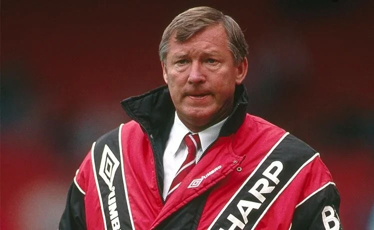 Sir Alex Ferguson bên cạnh những học trò ưu tú thuộc lứa 1992.
