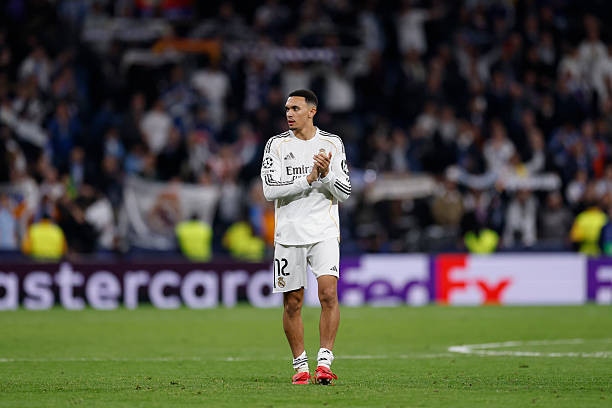 Trent Alexander-Arnold gặp khó khăn trong khâu phối hợp bóng
