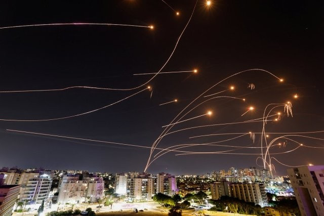 Hệ thống Iron Dome đánh chặn tên lửa trên bầu trời