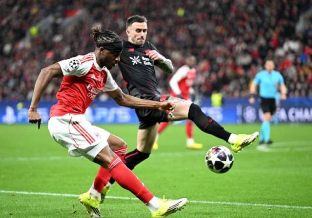 Noni Madueke ăn mừng sau khi giúp Arsenal kiếm được quả phạt đền quan trọng trước Leverkusen.