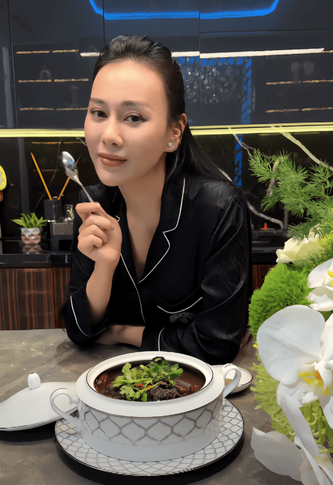 Diện mạo Phương Oanh trong vlog mới.