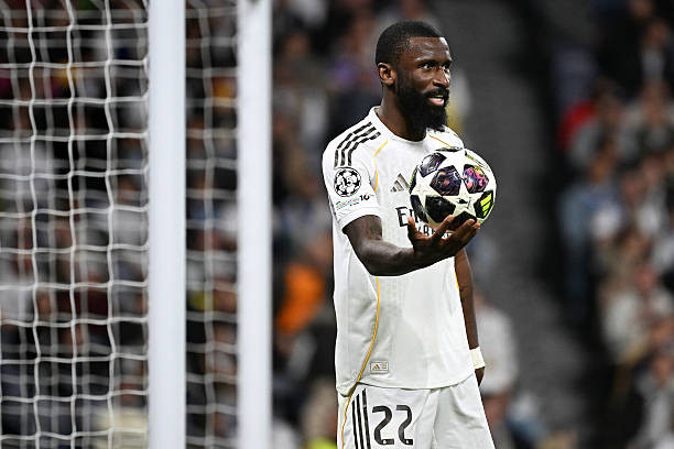 Antonio Rudiger theo kèm sát sao Erling Haaland trong suốt trận đấu