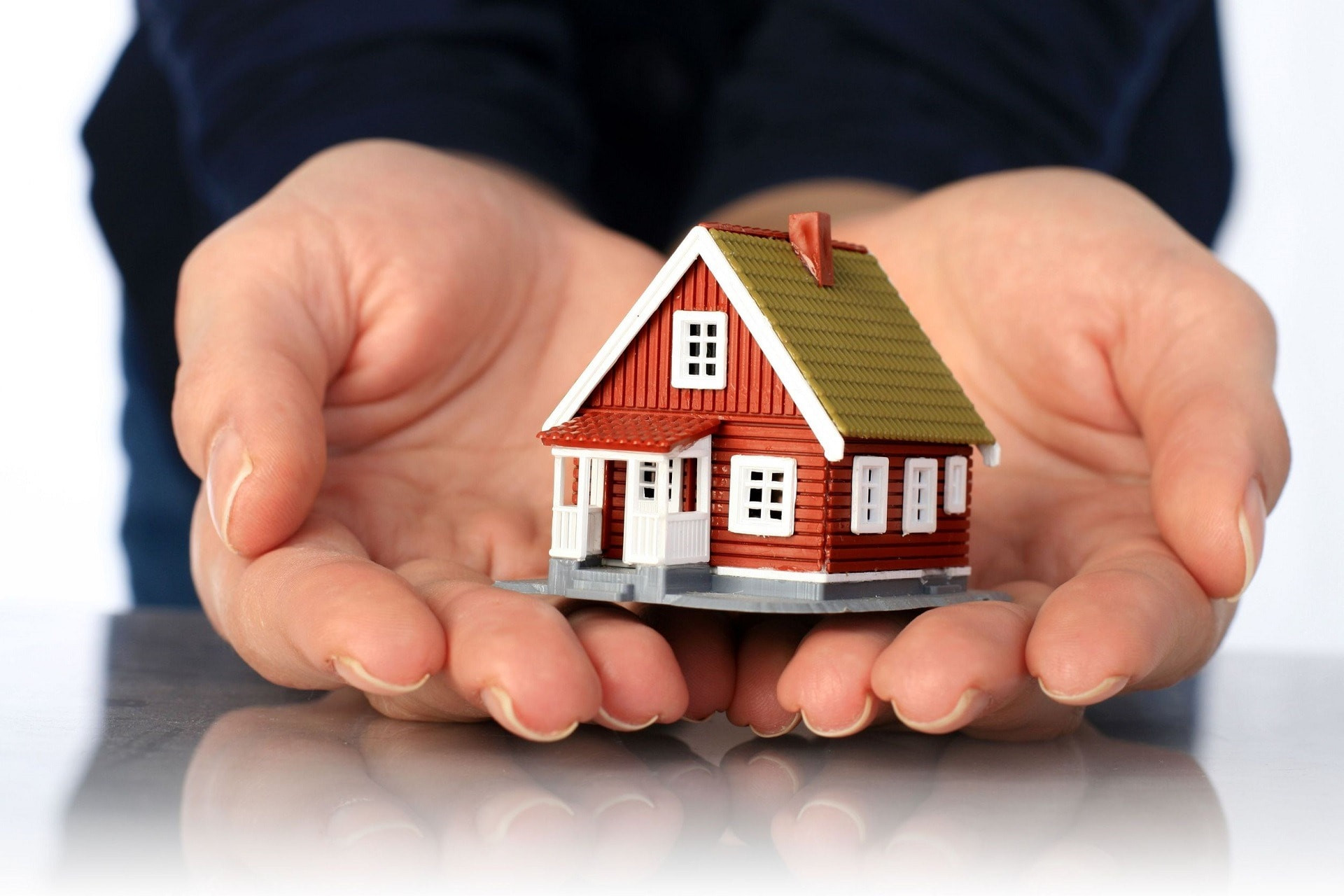 Giao dịch mua bán đất đai bắt buộc phải có sổ đỏ theo quy định mới của Luật Đất đai 2024.