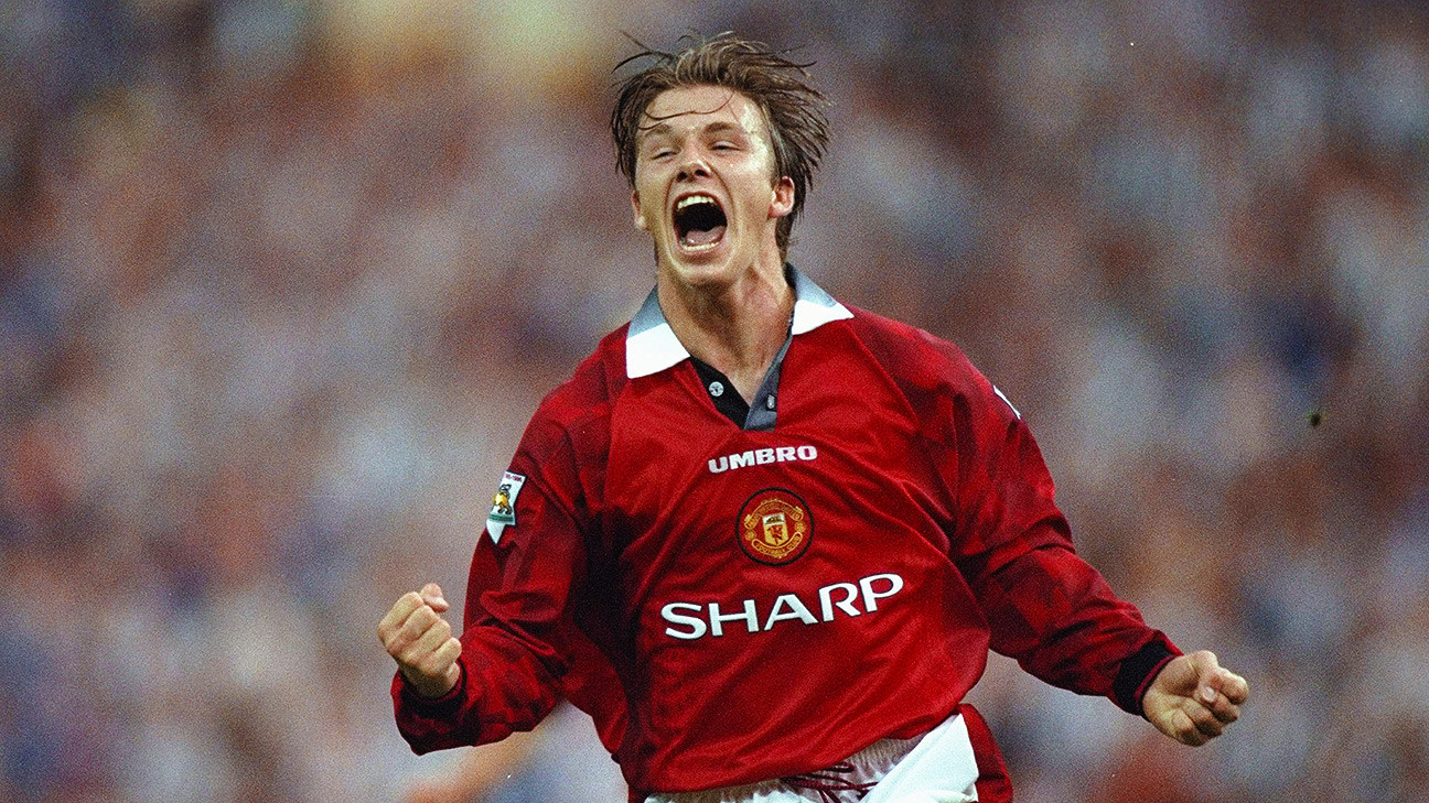 David Beckham và đồng đội ăn mừng bàn thắng tại sân vận động Old Trafford.