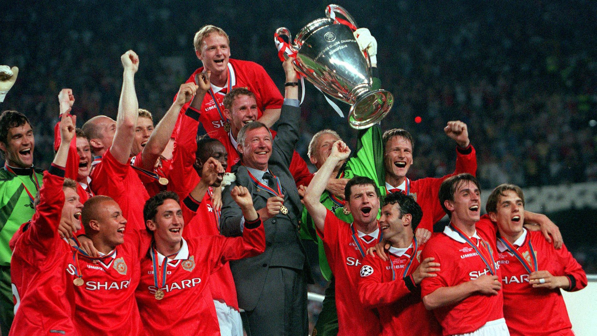 Khoảnh khắc các cầu thủ Manchester United nâng cao chiếc cúp vô địch Champions League 1999.