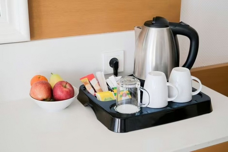Ấm đun nước trong phòng khách sạn có thể chứa nhiều vi khuẩn nếu không được vệ sinh đúng cách