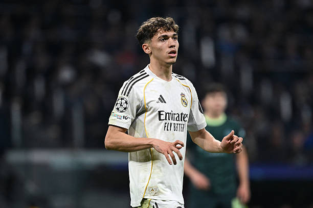 Thiago Pitarch rời sân trong tràng pháo tay của khán giả Bernabeu