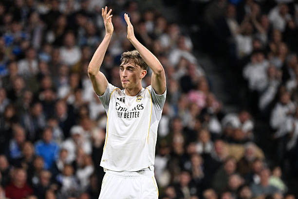Tài năng trẻ Dean Huijsen thi đấu điềm tĩnh trước áp lực từ Man City