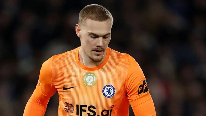 Thủ thành Filip Jorgensen mắc sai lầm dẫn đến bàn thua của Chelsea