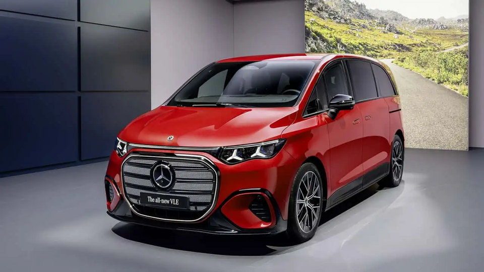 Nội thất xe Mercedes-Benz VLE với hệ thống màn hình giải trí cỡ lớn