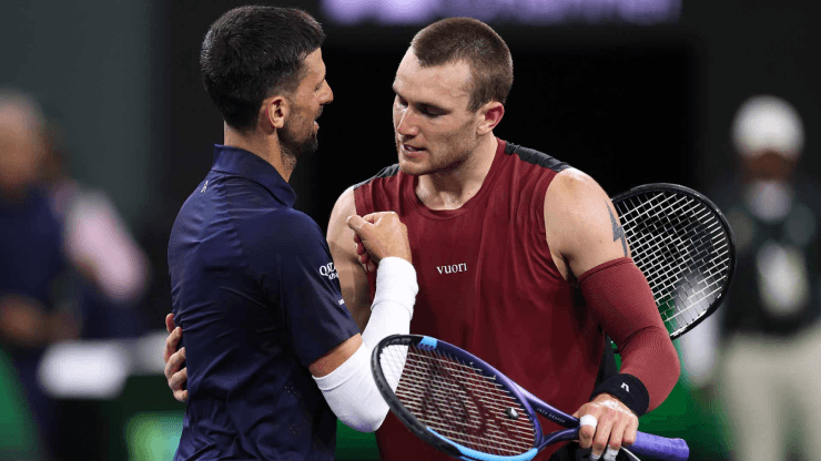 Jack Draper (bên phải) và Novak Djokovic (bên trái) tại Indian Wells 2026