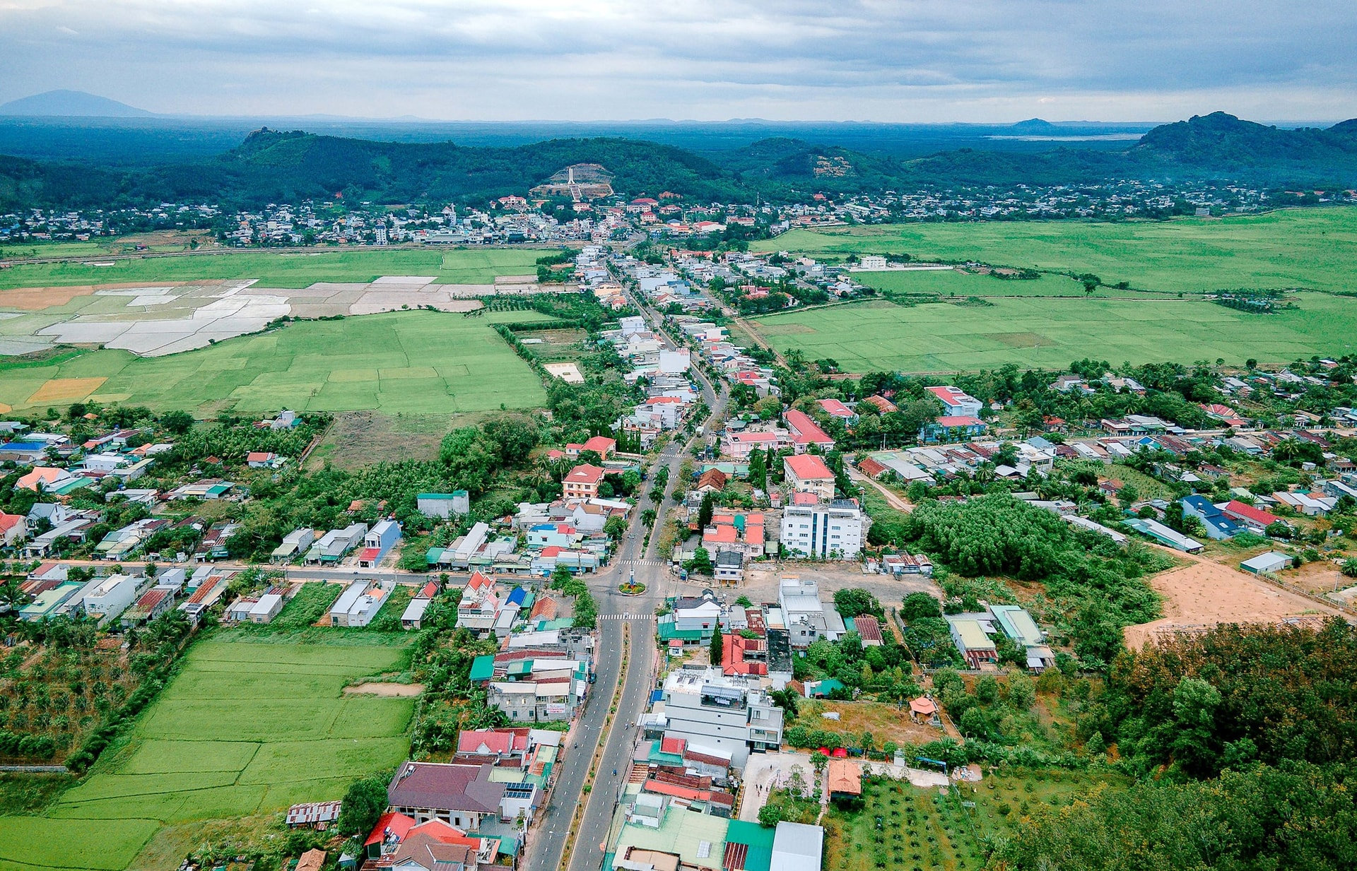 toan-canh-thi-tran-lac-tanh.jpg