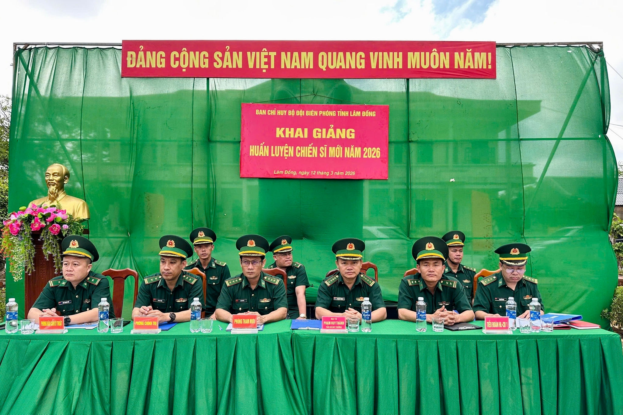 Các đại biểu dự lễ khai giảng khóa huấn luyện chiến sĩ mới năm 2026 tại Tiểu đoàn Huấn luyện - Cơ động 1, Ban Chỉ huy BĐBP tỉnh Lâm Đồ