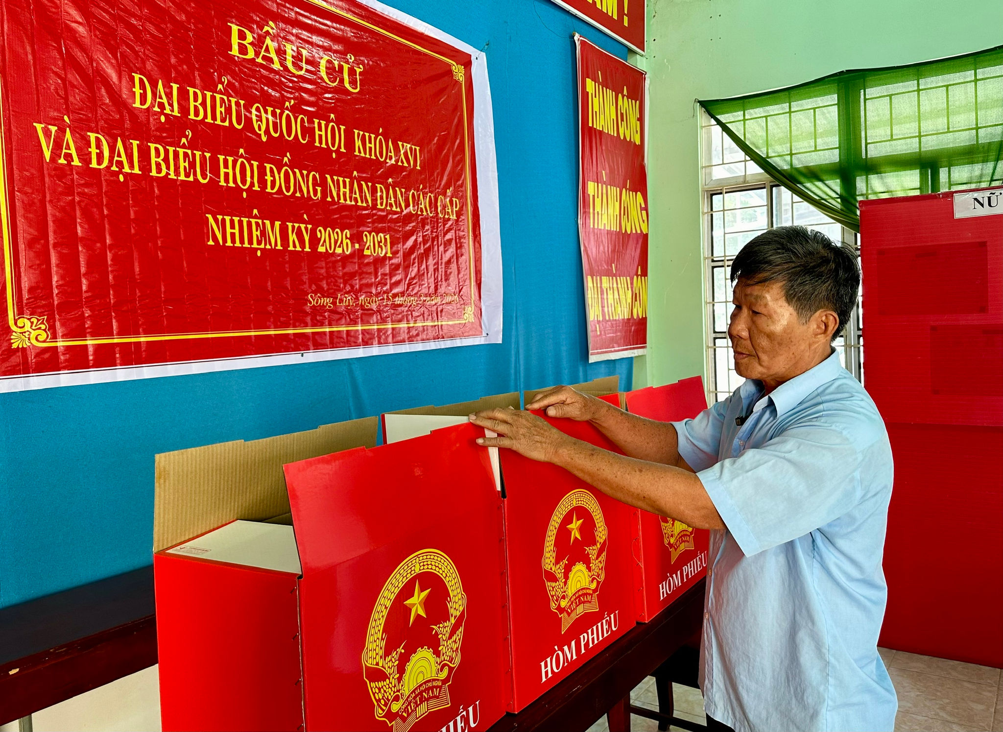 Ông Ịp A Dưỡng, Thôn trưởng thôn 2, xã Sông Lũy kiểm tra lại hòm phiếu.