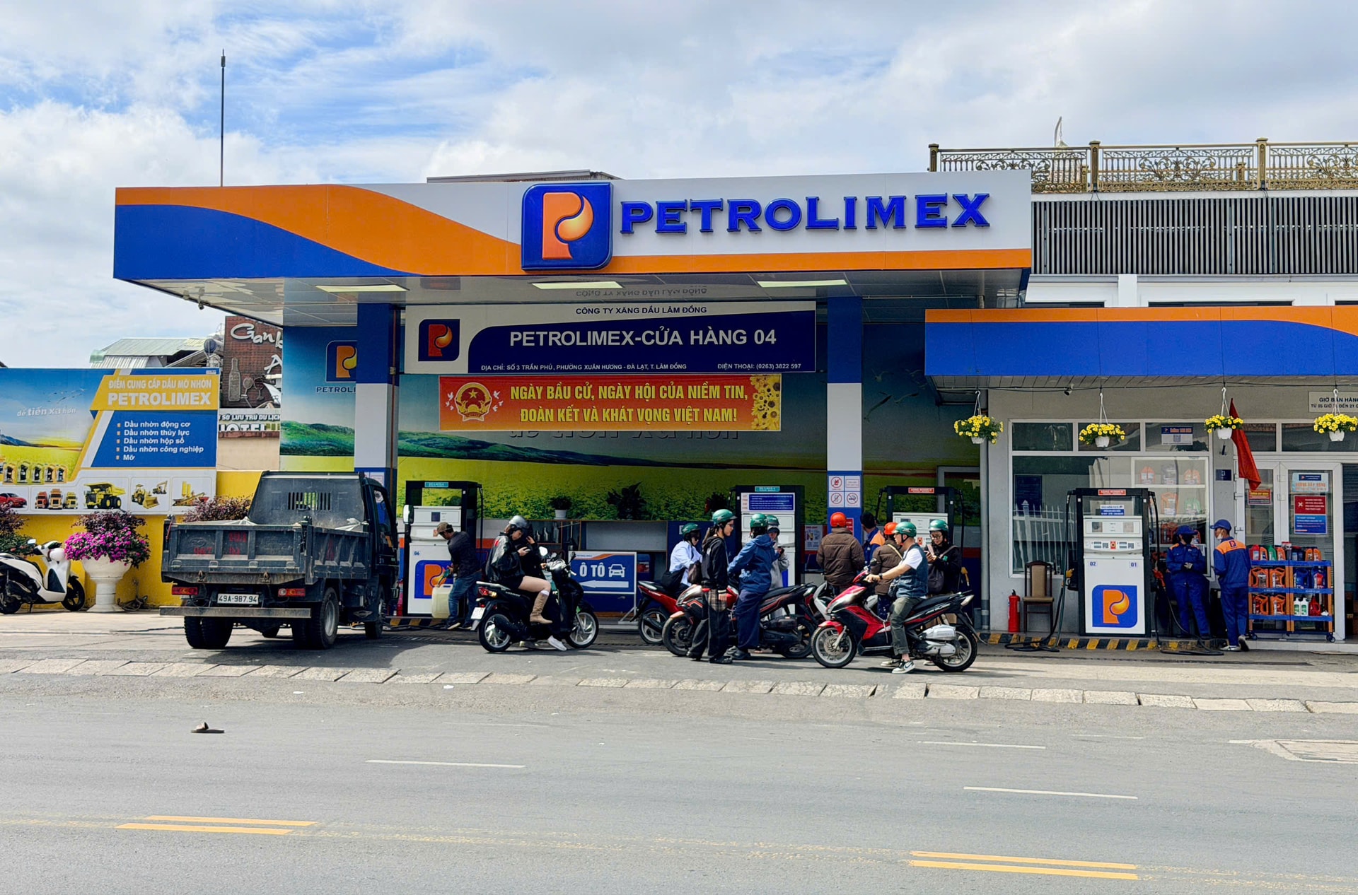 ที่จุดจำหน่ายของ Petrolimex มีการใช้ป้ายโฆษณาเพื่อสร้างความตระหนักเกี่ยวกับวันเลือกตั้ง