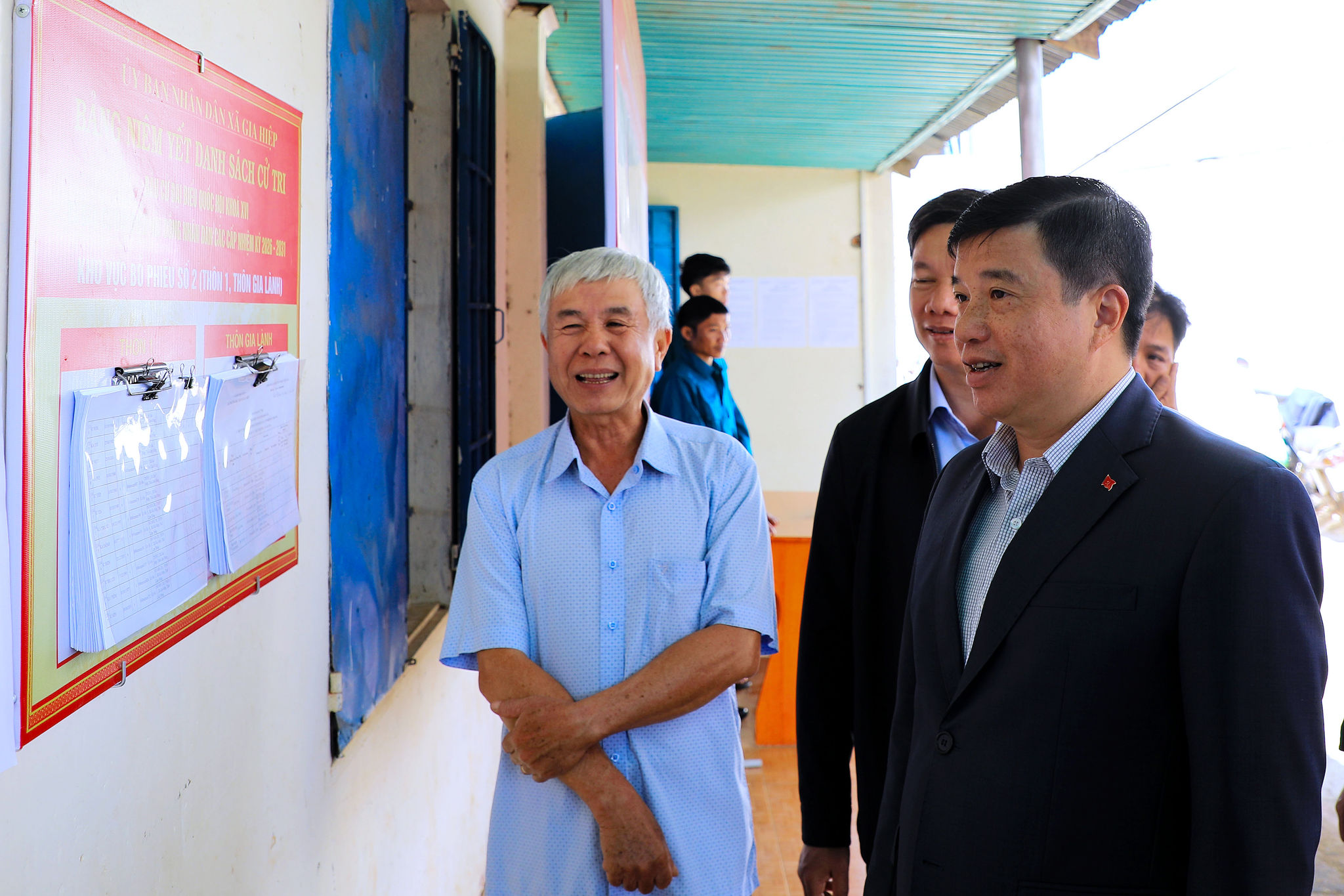 Bí thư Tỉnh ủy Lâm Đồng Y Thanh Hà Niê Kđăm kiểm tra khu vực niêm yết cử tri tại thôn 1, xã Gia Hi