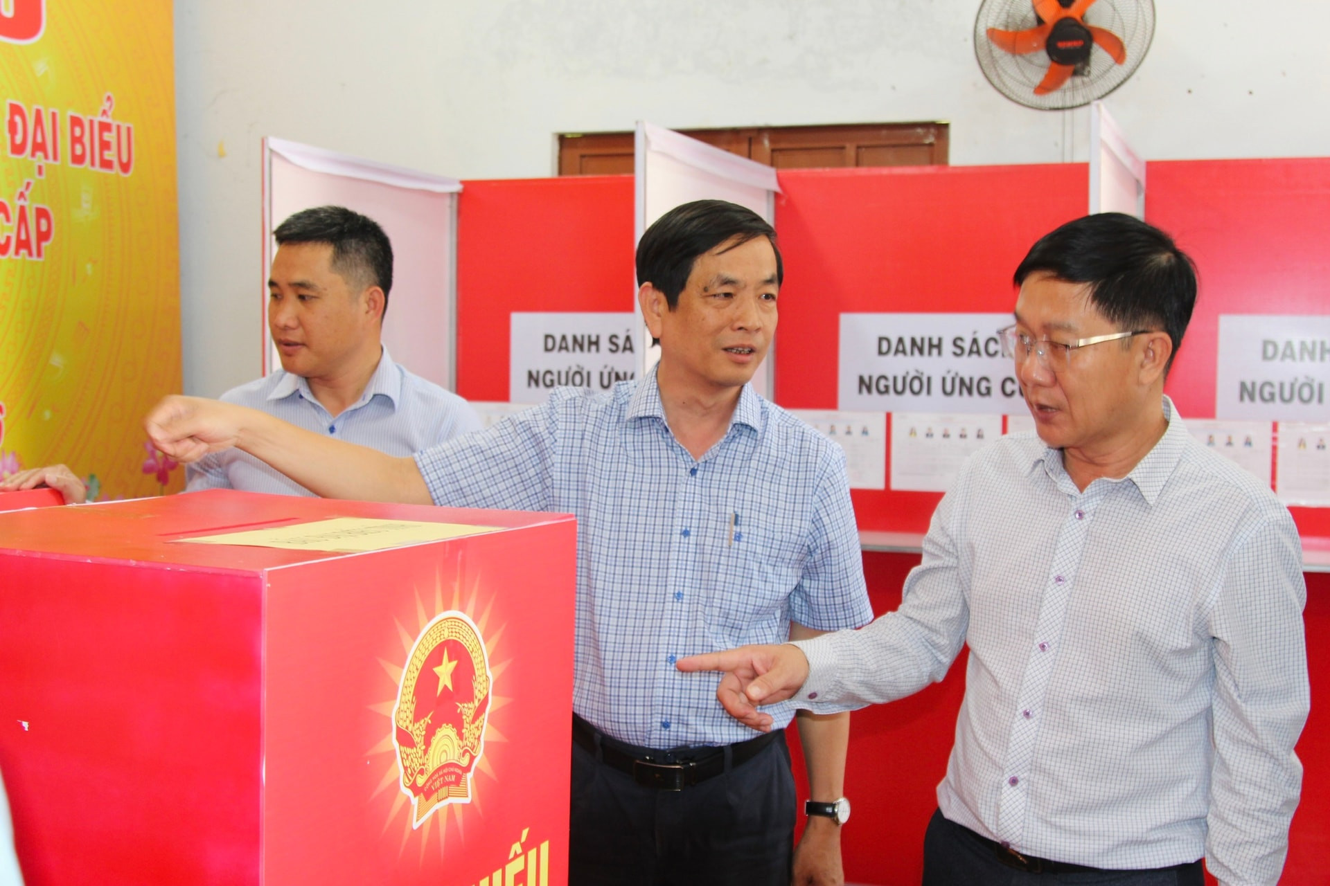 Đồng chí Võ Thanh Bình kiểm tra các tổ bầu cử xã Tân Hải