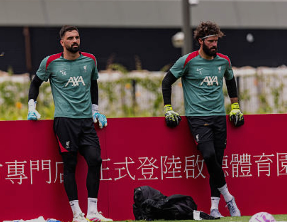 Alisson Becker và Giorgi Mamardashvili cạnh tranh vị trí tại Liverpool