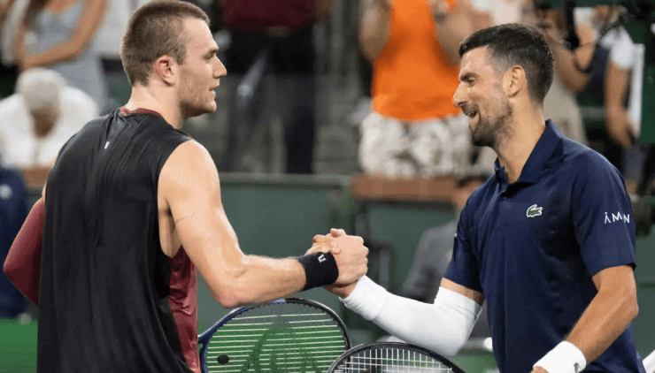 Novak Djokovic và Jack Draper bắt tay sau trận đấu vòng 4 Indian Wells 2026