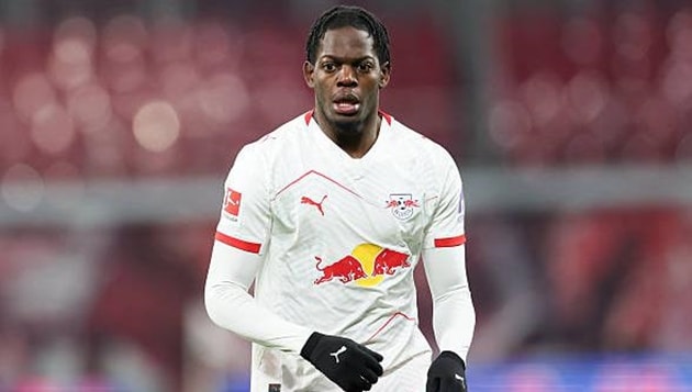 Castello Lukeba trong màu áo RB Leipzig hiện đang là mục tiêu hàng đầu của Arsenal.