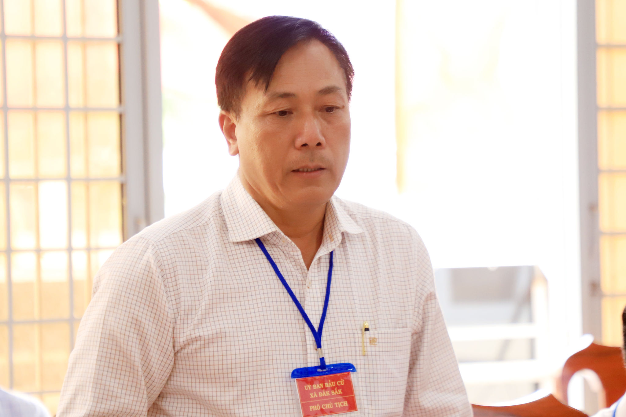 Chủ tịch UBND xã Đắk Sắk Nguyễn Văn Phò báo cáo tiến độ chuẩn bị bầu cử của địa phương
