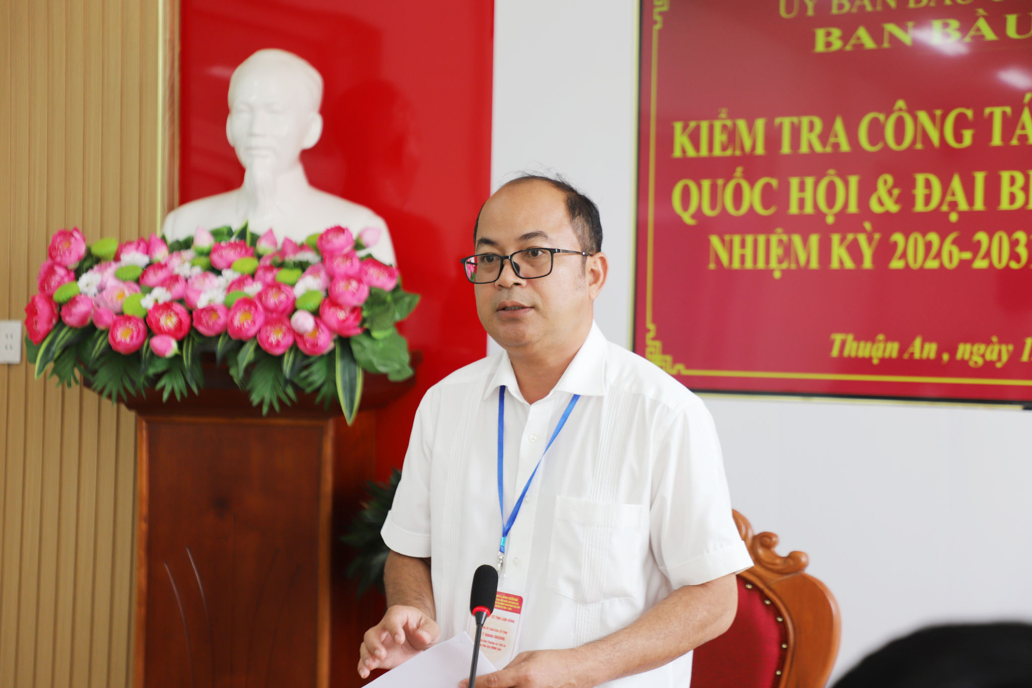 Đồng chí Y Quang BKrông làm việc với Ủy ban bầu cử xã Thuận An