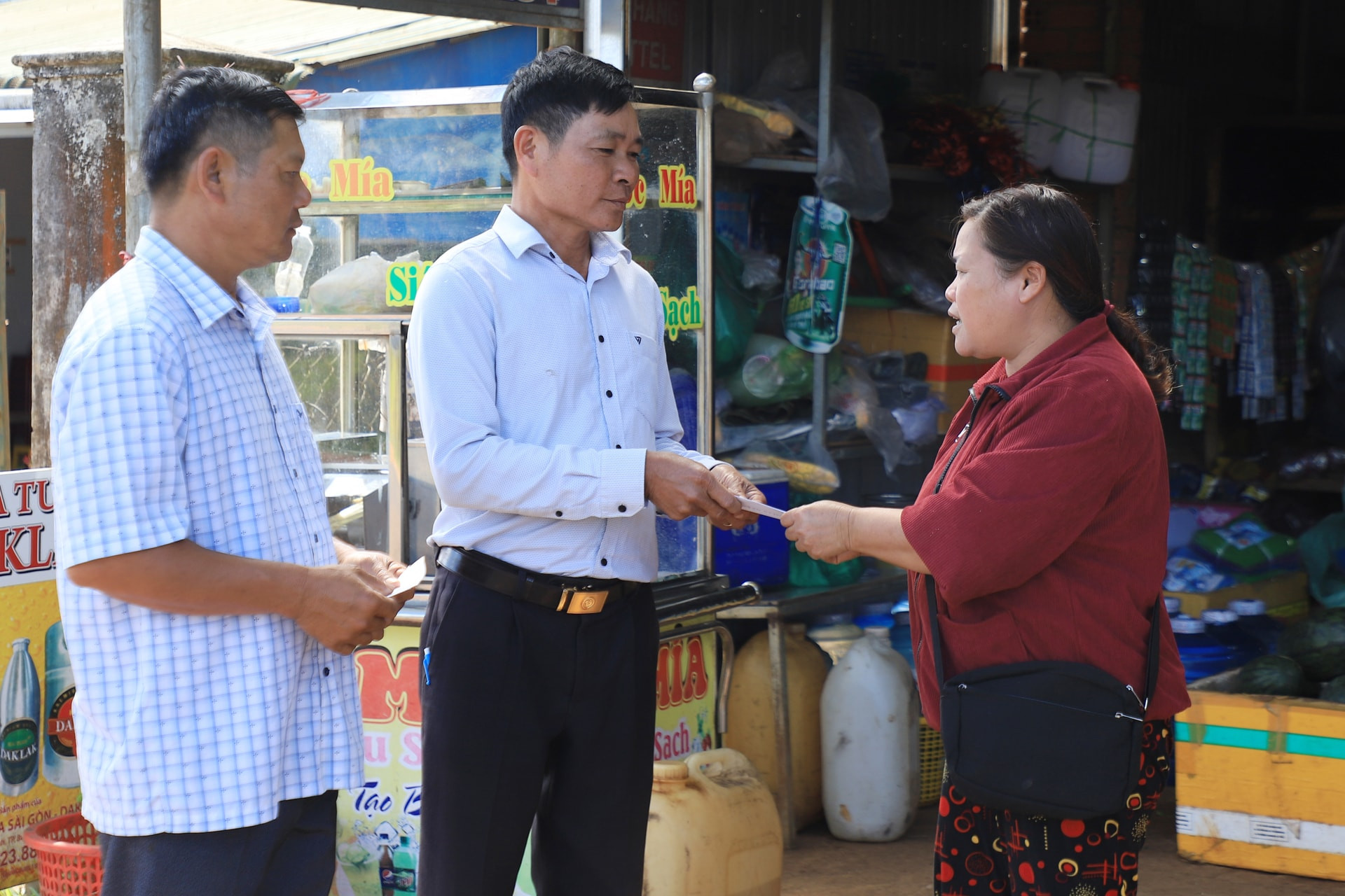 Ông Nguyễn Đức Đại (đứng giữa) đến từng hộ dân phát thẻ cử tri, kết hợp tuyên truyền về ý nghĩa của cuộc bầu cử